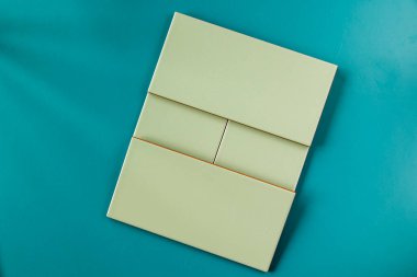 Mavi arkaplanda yeşil seramik dosyalar, geometrik şekil kareleri