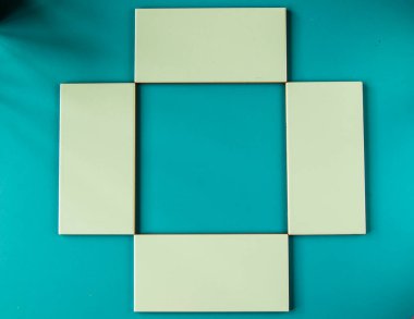 Mavi arkaplanda yeşil seramik dosyalar, geometrik şekil kareleri