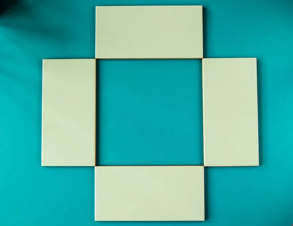 Arquivos Cerâmica Verde Fundo Azul Quadrados Figuras Geométricas — Fotografia de Stock