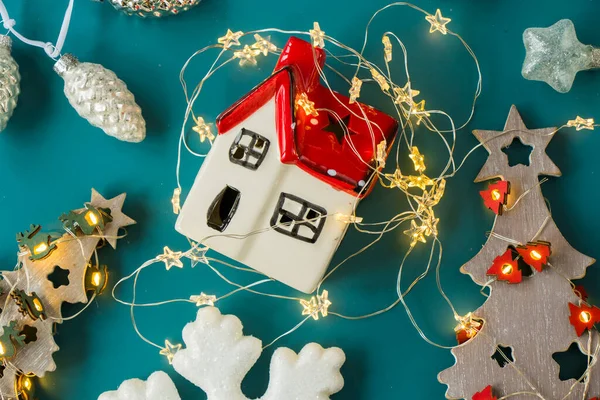 Neujahrsspielzeug Weihnachtsbaum Und Haus Auf Blauem Hintergrund Mit Sternen Weihnachtsbeleuchtung — Stockfoto