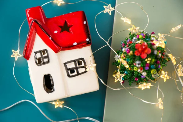 Neujahrsspielzeug Weihnachtsbaum Und Haus Auf Blauem Hintergrund Mit Sternen Weihnachtsbeleuchtung — Stockfoto