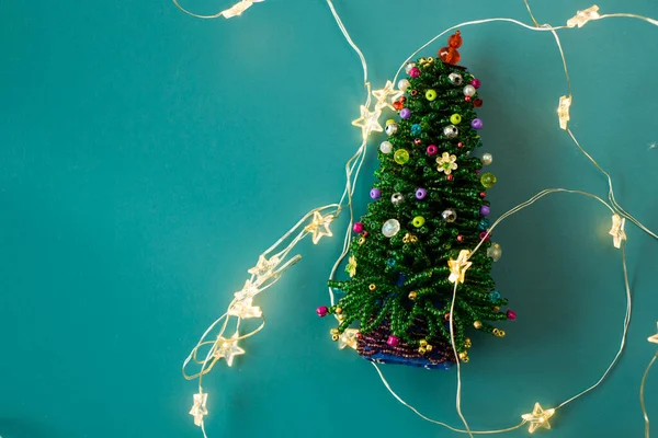 Neujahr Weihnachtsbaum Auf Blauem Hintergrund Mit Sternen Weihnachtslichtern Und Tannenbaumspielzeug — Stockfoto