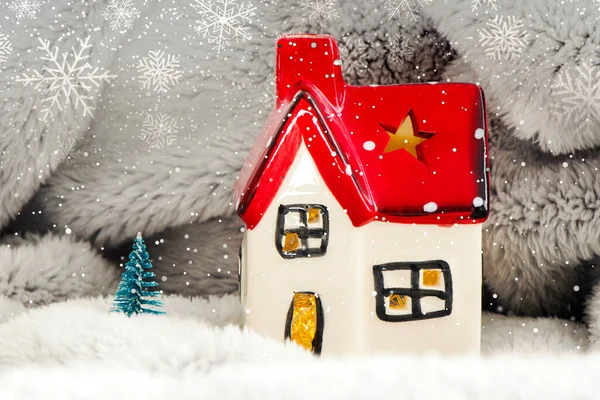Παιδικό Σπίτι Κόκκινη Στέγη Πεύκο Και Χιόνι Πρωτοχρονιάτικη Διακόσμηση Πνεύμα — Φωτογραφία Αρχείου