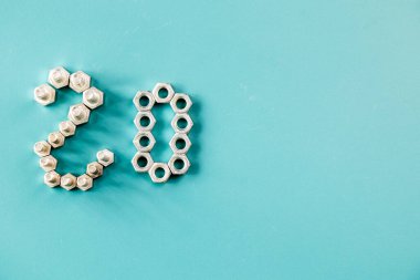 Mavi arka planda cıvata ve fındıklı 20 numara.