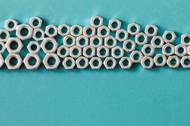 Sürgüler ve fındıklar arka plan, paslanmaz metalik ekipman, inşa için malzeme