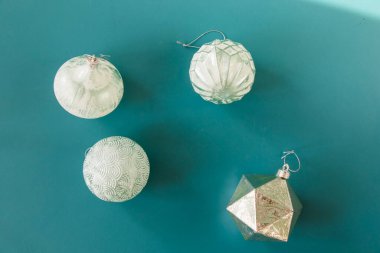 Yeni yıl oyuncakları, Noel ağacı oyuncakları, mavi arka planda beyaz ve gri oyuncaklar