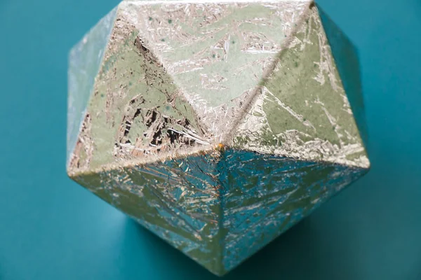Figura Geométrica Icosaedro Fundo Azul Pintado Icosaedro — Fotografia de Stock
