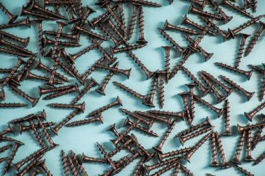 Yeşil arkaplanda siyah başlıklı vida, yüksek açılı görünüm