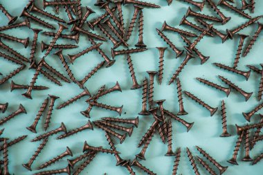 Yeşil arkaplanda siyah başlıklı vida, yüksek açılı görünüm