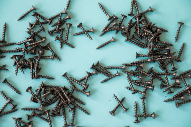 Yeşil arkaplanda siyah başlıklı vida, yüksek açılı görünüm