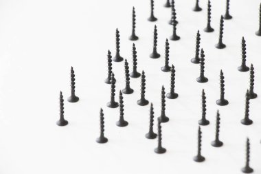 Beyaz arkaplanda siyah başlıklı vida, yüksek açılı görünüm ve siyah beyaz renkler