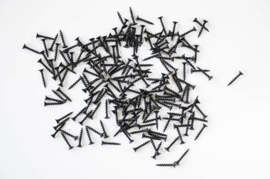 Beyaz arkaplanda siyah başlıklı vida, yüksek açılı görünüm ve siyah beyaz renkler