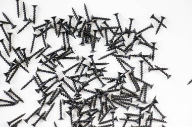 Beyaz arkaplanda siyah başlıklı vida, yüksek açılı görünüm ve siyah beyaz renkler