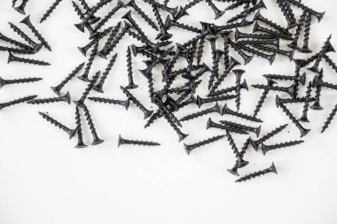 Beyaz arkaplanda siyah başlıklı vida, yüksek açılı görünüm ve siyah beyaz renkler