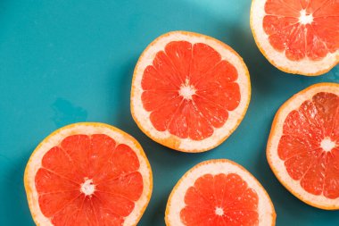 Mavi arka planda dilimlenmiş greyfurt, greyfurt.