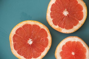 Mavi arka planda dilimlenmiş greyfurt, greyfurt.