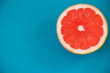 Mavi arka planda dilimlenmiş greyfurt, greyfurt.