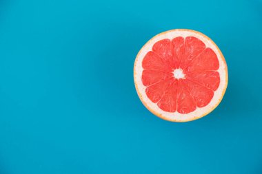 Mavi arka planda dilimlenmiş greyfurt, greyfurt.