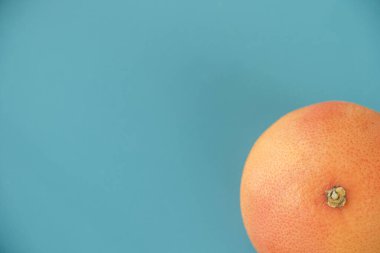 Mavi arkaplanda greyfurt, turuncu ve mavi renkler