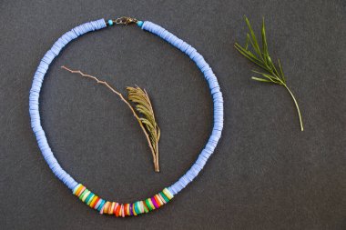 Renkli kolye ve bilezik karışımı, boncuklar ve taş kolye, mücevher arkaplan