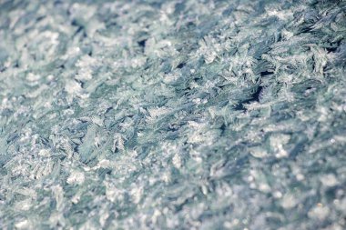 Donmuş pencere ve cam, donmuş çiğ, su deseni ve doku, güzel duvar kağıdı.