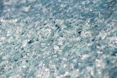 Donmuş pencere ve cam, donmuş çiğ, su deseni ve doku, güzel duvar kağıdı.