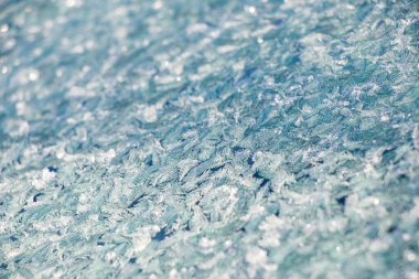 Donmuş pencere ve cam, donmuş çiğ, su deseni ve doku, güzel duvar kağıdı.