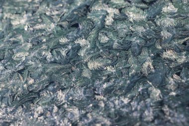 Donmuş pencere ve cam, donmuş çiğ, su deseni ve doku, güzel duvar kağıdı.