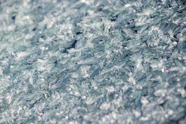 Donmuş pencere ve cam, donmuş çiğ, su deseni ve doku, güzel duvar kağıdı.