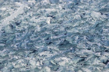 Donmuş pencere ve arabanın camı, donmuş çiğ tanecikli su deseni ve dokusu, güzel duvar kağıdı.