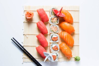 Japon yemeği Nigiri suşi seti, somon, ton balığı ve karides suşisi, yüksek açılı görüş.