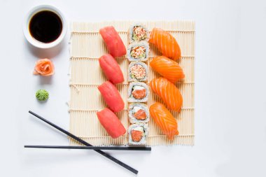 Japon yemeği Nigiri suşi seti, somon, ton balığı ve karides suşisi, yüksek açılı görüş.
