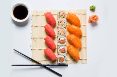 Japon yemeği Nigiri suşi seti, somon, ton balığı ve karides suşisi, yüksek açılı görüş.