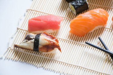 Japon yemeği Nigiri suşi seti, somon, ton balığı ve karides suşisi, yüksek açılı görüş.