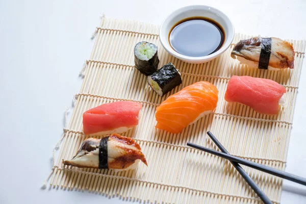 日本菜 黑鬼寿司 金枪鱼 虾类寿司 高角形寿司 — 图库照片