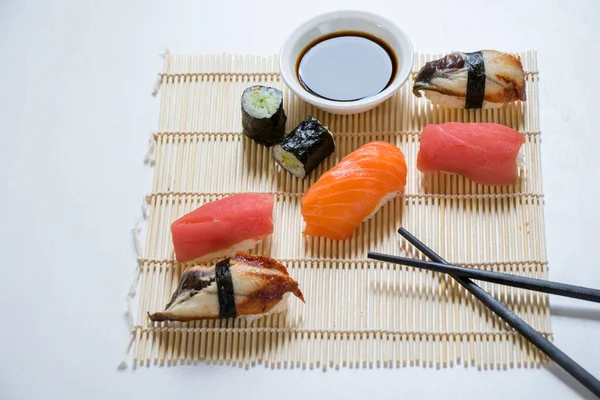 日本菜 黑鬼寿司 金枪鱼 虾类寿司 高角形寿司 — 图库照片