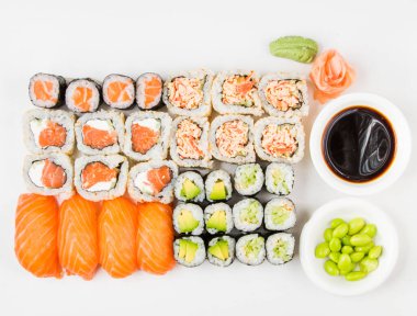 Japon yemeği Nigiri suşi seti, somon, ton balığı ve karides suşisi, yüksek açılı görüş.