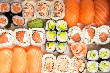 Japon yemeği Nigiri suşi seti, somon, ton balığı ve karides suşisi, yüksek açılı görüş.