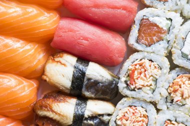 Nigiri suşi seti, somon, ton balığı ve karides suşisi, yüksek açı manzaralı.