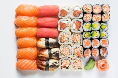 Nigiri suşi seti, somon, ton balığı ve karides suşisi, yüksek açı manzaralı.