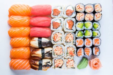 Nigiri suşi seti, somon, ton balığı ve karides suşisi, yüksek açı manzaralı.