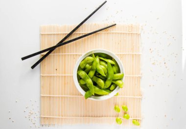 Tabakta soya fasulyesi, yemek çubukları, Asya yemeği.