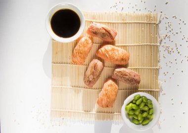 Somon ve ton balığı. Beyaz arka planda nigiri, suşi seti.