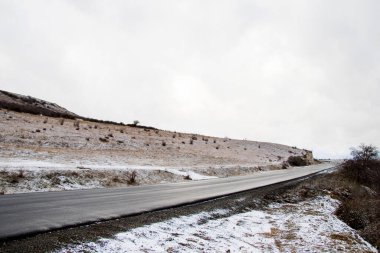 Dağlık kış manzarası ve Gürcistan manzarası, bulutlu hava