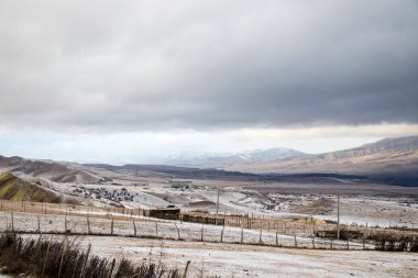 Dağlık kış manzarası ve Gürcistan manzarası, bulutlu hava