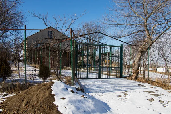 格鲁吉亚卡斯皮冬季大雪期间的村舍 — 图库照片