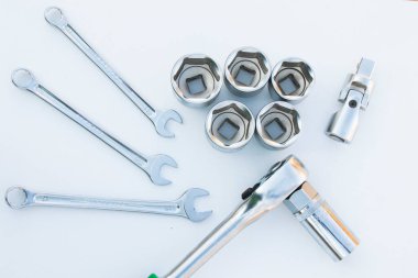 Geniş anahtar grubu, profesyonel ekipman, beyaz arka planda farklı metal anahtarlar.