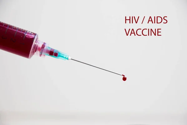 Vacuna Contra Hepatitis Inyección Aguja Con Sangre Fondo Blanco Muestra —  Fotos de Stock