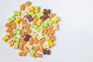 Köpek maması, hayvanlar için kuru yiyecek, haşhaş karışık yiyecek, yüksek açı manzarası.