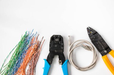 Beyaz arkaplanda internet kablosu ve araçlar, yüksek açı görünümü